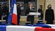 Plusieurs centaines de personnes ont pu suivre l'hommage sur une autre place à proximité où avait été installé un écran géant.