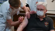 Le professeur Pierre Jouanny recevant une injection du vaccin Pfizer-BioNTech.