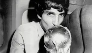 Paolo Rossi embrasse la Coupe du monde.