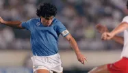 "So Foot" consacre près de 500 pages au footballeur argentin Diego Maradona dans un numéro spécial.