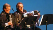L'accordéoniste Marcel Azzola (à gauche) aux côtés de Roland Romanelli, le 1er janvier 2004, lors du traditionnel concert du Nouvel An de la salle Favart à Paris.
