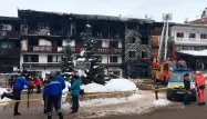 Deux personnes sont mortes dans l'incendie, et quatre ont été blessées grièvement.