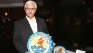Armen Petrossian avec la boîte de caviar de 10 kilos.
