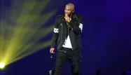 Le chanteur et producteur américain R. Kelly est accusé, dans un documentaire d'avoir eu des relations sexuelles avec plusieurs jeunes filles de moins de 16 ans.