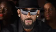 R.Kelly, 52 ans, qui a toujours démenti ces accusations, n'a pas fait de commentaire.