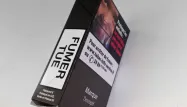 Le paquet neutre est noir quel que soit la marque et comporte des avertissements sanitaires, dont des photos choc.
