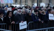 Dans la foule, des pancartes "Ça suffit", le mot d'ordre du rassemblement, ou encore "non à la banalisation de la haine".