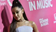 Ariana Grande domine le Top 3 des ventes de disques aux États-Unis avec trois singles, un record depuis celui des Beatles en 1964.