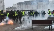 Des jets de lacrymogènes lors d'une manifestation de "gilets jaunes" au Mans, le 12 janvier dernier.