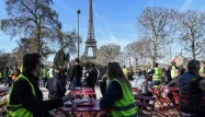 Mobilisation des "gilets jaunes" à Paris : "La seule chose qui nous arrêtera, c'est la mort"