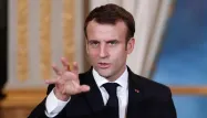 Emmanuel Macron veut "reprendre l'initiative et ne plus subir", selon les termes d'un conseiller.