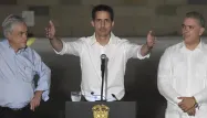 Poing levé et chemise blanche, Guaido a causé la surprise en apparaissant au "Venezuela Aid Live".