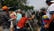 Les troubles ont éclaté samedi aux frontières avec la Colombie et le Brésil, où les manifestants exigeaient l'entrée dans le pays de convois d'aide humanitaire.