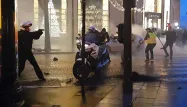 Un des policiers agressés avait brièvement sorti son arme de service.