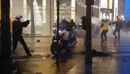 Un des policiers agressés avait brièvement sorti son arme de service.