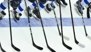 Le hockey, sport emblématique du Canada, compte le plus grand nombre d'entraîneurs accusés avec 86 cas (photo d'illustration).