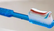 La plupart des dentifrices utilisent du dioxyde de titane comme agent blanchissant.