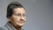 Simone Veil a été déportée avec sa mère et sa sœur à l'âge de 15 ans dans le camp d'extermination d'Auschwitz-Birkenau.