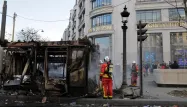 Les dégâts sont impressionnants sur les Champs-Elysées, théâtre d'un brusque regain de violence, samedi.