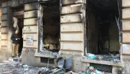 Il ne reste plus rien ou presque de la banque Tarneaud, incendiée lors de l'"acte 18" des "gilets jaunes" sur les Champs-Elysées.