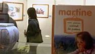 Image d'illustration. Des personnes observent, le 28 novembre 2003 à Blois, des dessins de Marcel Marlier représentant son héroïne Martine.