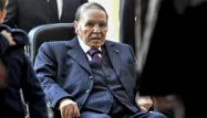 Abdelaziz Bouteflika, 82 ans, est hospitalisé à Genève, en Suisse, depuis une semaine. Sa candidature a été déposée au Conseil constitutionnel.