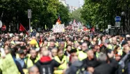 Des milliers de "gilets jaunes" ont à nouveau arpenté les rues de Paris.