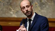 "Dès qu'un sujet mobilise un certain seuil de citoyens, un projet de loi est élaboré par une conférence de consensus de citoyens tirés au sort", précise Stanislas Guerini.