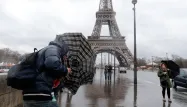 La pluie et le vent seront au rendez-vous sur une large moitié nord du pays lundi.