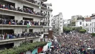 Des milliers de personnes ont défilé une nouvelle fois dans les rues d'Alger, vendredi.