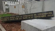 La stèle, renversée de son socle, a été vandalisée (ans la nuit de vendredi à samedi.