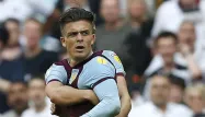 Le capitaine d'Aston Villa se trouvait de dos lorsqu'un homme entré sur le terrain pour l'agresser.