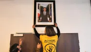 Des militants de l'association ANV-COP21 (Action Non-Violente-COP21) ont décroché jeudi le portrait du chef de l'État.