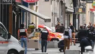 Un homme suspecté d'avoir déposé un sac contenant un engin explosif devant une boulangerie à Lyon est recherché par la police.