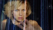 Lucy est incarnée par Scarlett Johansson.