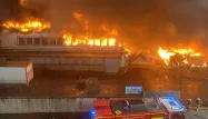Spectaculaire incendie de plusieurs entrepôts à Aubervilliers