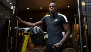 Usain Bolt fait la promotion de sa marque de trottinettes, qui débarque à Paris.