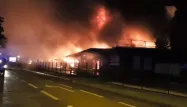 L'incendie se serait déclaré "dans un ancien entrepôt de la SNCF de 12.000 m², loué à diverses entreprises"