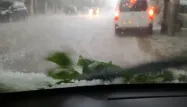 VIDÉO - Un impressionnant orage de grêle s'abat sur Athènes