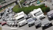 Les routes seront notamment encombrées entre les grandes agglomérations et les zones côtières les plus proches de celles-ci. (photo d'illustration)