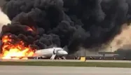 L'avion qui a pris feu dimanche soir à l'aéroport de Moscou aurait été frappé par la foudre, selon plusieurs survivants.