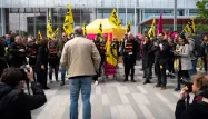 Les manifestants se sont réunis devant le tribunal, au premier jour du procès des ex-dirigeants de France Télécom.