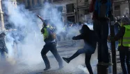 Plainte contre la police pour "tentative d'homicide" en marge d'une manifestation des "gilets jaunes" : "On m'a cassé le crâne"