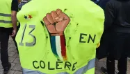 Quelques centaines de "gilets jaunes", 300 selon la police, défilent samedi à Marseille.