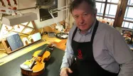 luthier Pierre Barthel crédit : Martin Feneau / Europe 1 - 1280