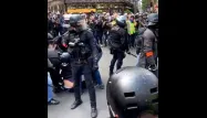 Sur la vidéo, on aperçoit un policier introduire sa matraque télescopique dans le pantalon de l'homme interpellé.