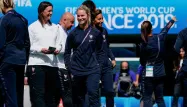 Entre deux matches, les joueuses de l'équipe de France ont chacune leur manière de s'occuper.