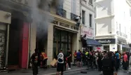 Les passants ont réussi à secourir les enfants pris au piège par le feu.
