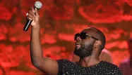 A bord, deux membres d'équipe, le rappeur Maître Gims et trois de ses amis.