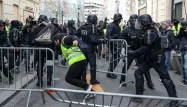 Les manifestations des "gilets jaunes" ont fait 2.448 blessés et 1.797 parmi les forces de l'ordre, selon le ministère.